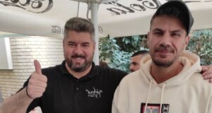 Ο Άκης Πετρετζίκης ο πρώτος Έλληνας «MasterChef» που γνωρίσαμε πριν πολλά χρόνια από τη συχνότητα του Mega Channel εθεάθη τη 12η Μαρτίου στο κέντρο του Αγρινίου.