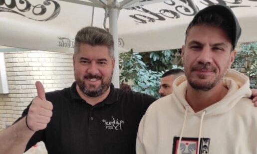 Ο Άκης Πετρετζίκης ο πρώτος Έλληνας «MasterChef» που γνωρίσαμε πριν πολλά χρόνια από τη συχνότητα του Mega Channel εθεάθη τη 12η Μαρτίου στο κέντρο του Αγρινίου.