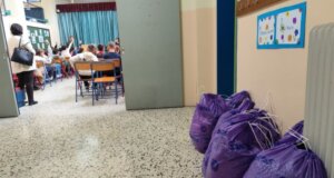 Στο 8ο Δημοτικό Σχολείο Αγρινίου το πρωί της Τετάρτης, 18 Μαρτίου 2026 πραγματοποιήθηκε εκδήλωση από τη Διεύθυνση Καθαριότητας και Ανακύκλωσης για την Παγκόσμια Ημέρα Ανακύκλωσης.