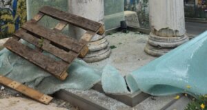 Το Αγρίνιο μπροστά σε νέες φθορές κι αυτό γιατί άγνωστοι κατέστρεψαν ολοσχερώς την προθήκη με τους Κίονες της Μητρόπολης, όπως έκανε γνωστό και ο Κωνσταντίνος Κιτσοπάνος.