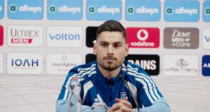 Η Εθνική Ομάδα συνεχίζει τα φιλικά προετοιμασίας και ο Αμφιλοχιώτης Γιώργος Μασούρας εκπροσώπησε τους Ποδοσφαιριστές στη Συνέντευξη Τύπου τη Δευτέρα, 30 Μαρτίου 2026.