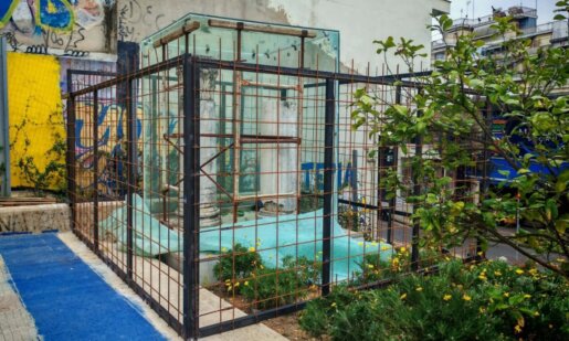 Στο Αγρίνιο από νωρίς το πρωί της Τρίτης, 17 Μαρτίου 2026 συνεργεία της Τεχνικής Υπηρεσίας προχώρησαν στην Εγκατάσταση μεταλλικής περίφραξης για να προστατευθούν οι Κίονες στη Μητρόπολη.