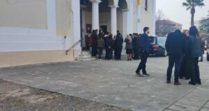 Ο Ιερός Ναός Αγίας Τριάδος Αγρινίου ήταν ανοιχτός από νωρίς το πρωί της 4ης Μαρτίου - Συγγενείς και φίλοι είπαν το τελευταίο «αντίο» στον 61χρονο Φώτη Καρκαλή.