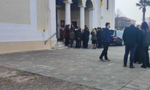 Ο Ιερός Ναός Αγίας Τριάδος Αγρινίου ήταν ανοιχτός από νωρίς το πρωί της 4ης Μαρτίου - Συγγενείς και φίλοι είπαν το τελευταίο «αντίο» στον 61χρονο Φώτη Καρκαλή.