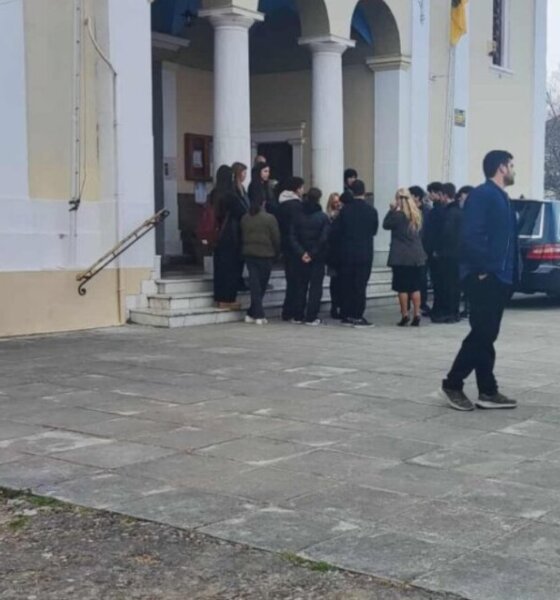 Ο Ιερός Ναός Αγίας Τριάδος Αγρινίου ήταν ανοιχτός από νωρίς το πρωί της 4ης Μαρτίου - Συγγενείς και φίλοι είπαν το τελευταίο «αντίο» στον 61χρονο Φώτη Καρκαλή.