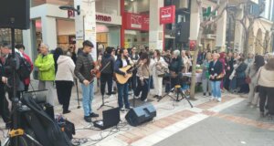 Ο Θοδωρής Κουτσουπιάς το πρωί του Σαββάτου τραγούδησε στους δρόμους του Αγρινίου με αφορμή την Παγκόσμια Ημέρα Γυναίκας που τιμάται στις 8 Μαρτίου.