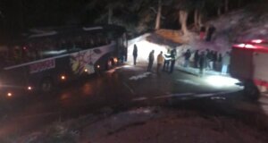 Στο Λαμπίρι Αγρινίου αργά το απόγευμα προς βράδυ Πέμπτης, 19 Μαρτίου 2026 ακινητοποιήθηκε λεωφορείο με μαθητές λόγω της έντονης χιονόπτωσης.