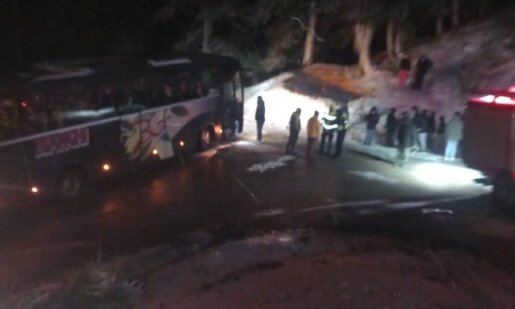 Στο Λαμπίρι Αγρινίου αργά το απόγευμα προς βράδυ Πέμπτης, 19 Μαρτίου 2026 ακινητοποιήθηκε λεωφορείο με μαθητές λόγω της έντονης χιονόπτωσης.