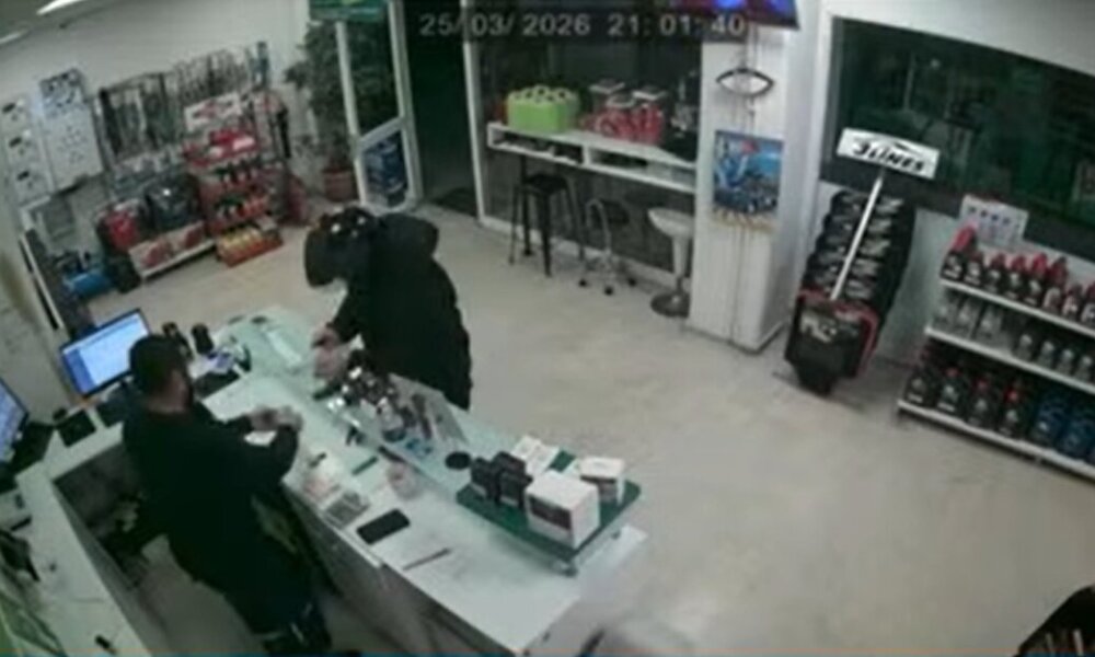 Στο Αγρίνιο σημειώθηκε ληστεία με αιχμηρό αντικείμενο σε Βενζινάδικο, όπως φαίνεται και στο βίντεο της τηλεόρασης του Αχελώου - Συνεχίζονται οι έρευνες της ΕΛ.ΑΣ..