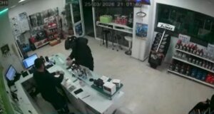 Στο Αγρίνιο σημειώθηκε ληστεία με αιχμηρό αντικείμενο σε Βενζινάδικο, όπως φαίνεται και στο βίντεο της τηλεόρασης του Αχελώου - Συνεχίζονται οι έρευνες της ΕΛ.ΑΣ..