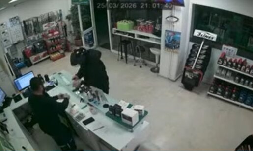 Στο Αγρίνιο σημειώθηκε ληστεία με αιχμηρό αντικείμενο σε Βενζινάδικο, όπως φαίνεται και στο βίντεο της τηλεόρασης του Αχελώου - Συνεχίζονται οι έρευνες της ΕΛ.ΑΣ..
