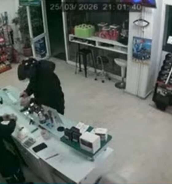 Στο Αγρίνιο σημειώθηκε ληστεία με αιχμηρό αντικείμενο σε Βενζινάδικο, όπως φαίνεται και στο βίντεο της τηλεόρασης του Αχελώου - Συνεχίζονται οι έρευνες της ΕΛ.ΑΣ..