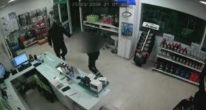 Αντικείμενο συζήτησης η ληστεία σε Βενζινάδικο στο Αγρίνιο και το γεγονός πως ο ληστής αφού εξομολογήθηκε πήγε -μαζί με τον Ιερέα του- και παραδόθηκε στις Αρχές.