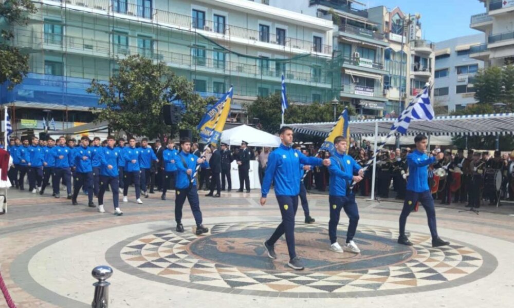 Στο Αγρίνιο την 25η Μαρτίου του 2026 πραγματοποιήθηκε η μεγάλη Μαθητική Παρέλαση στην Πλατεία Δημοκρατίας με τη συμμετοχή του Παναιτωλικού για τα 100 Χρόνια.