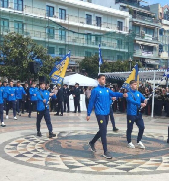 Στο Αγρίνιο την 25η Μαρτίου του 2026 πραγματοποιήθηκε η μεγάλη Μαθητική Παρέλαση στην Πλατεία Δημοκρατίας με τη συμμετοχή του Παναιτωλικού για τα 100 Χρόνια.