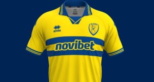 Ο Παναιτωλικός αγωνίζεται τη Δευτέρα, 9 Μαρτίου 2026 για την 24η Αγωνιστική της Stoiximan SL1 - Αποκαλύφθηκε η φανέλα που θα φορεθεί στα γενέθλια κόντρα στην Κηφισιά.