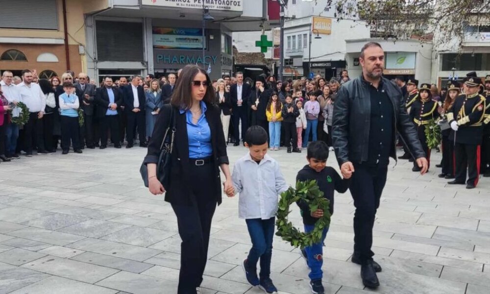 Στο Αγρίνιο και φέτος την Παραμονή της 25ης Μαρτίου τελέστηκε επιμνημόσυνη δέηση και μετά ακολούθησε κατάθεση στεφάνων στο μνημείο, στην Πλατεία «Μαρίας Δημάδη».