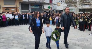 Στο Αγρίνιο και φέτος την Παραμονή της 25ης Μαρτίου τελέστηκε επιμνημόσυνη δέηση και μετά ακολούθησε κατάθεση στεφάνων στο μνημείο, στην Πλατεία «Μαρίας Δημάδη».