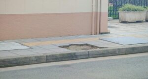 Στο Αγρίνιο βράδυ Δευτέρας, 2 Μαρτίου μια 49χρονη έπεσε στο Πεζοδρόμιο της Χαρ. Τρικούπη και κατόπιν ενεργειών του συζύγου της καταθέτει μήνυση εναντίον του Δήμου μετά το χειρουργείο.