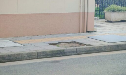 Στο Αγρίνιο βράδυ Δευτέρας, 2 Μαρτίου μια 49χρονη έπεσε στο Πεζοδρόμιο της Χαρ. Τρικούπη και κατόπιν ενεργειών του συζύγου της καταθέτει μήνυση εναντίον του Δήμου μετά το χειρουργείο.