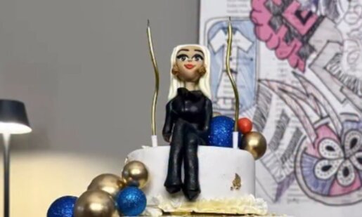 Η Μεσολογγίτισσα Μαρία Μπακοδήμου που παρουσιάζει καθημερινά στο Open Beyond τον «Πιο Αδύναμο Κρίκο» γιόρτασε τα γενέθλιά της με την επαγγελματική της οικογένεια!