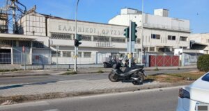 Άλλο ένα τροχαίο ατύχημα σημειώθηκε στο Αγρίνιο, αυτή τη φορά το πρωί της 26ης Μαρτίου ένα δίκυκλο συγκρούστηκε με αγροτικό κοντά στον Κόμβο του Αγίου Δημητρίου.