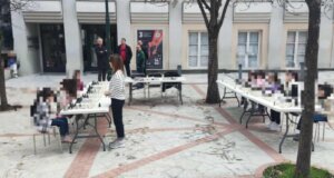 Στο Αγρίνιο έξω από την κεντρική είσοδο του Παπαστράτειου Μεγάρου ο Μπάμπης Τζότζολης δήλωσε στο AgrinioTimesTV πως «Οι Βασίλισσες του Σκακιού ζωντάνεψαν τις Πλατείες».