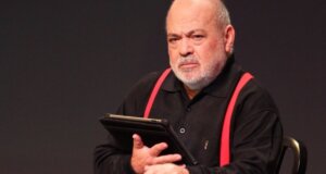 Ο Χρήστος Βαλαβανίδης δεν είναι πλέον ανάμεσά μας και το ΔΗ.ΠΕ.ΘΕ. Αγρινίου αποχαιρετά με βαθιά θλίψη τον σπουδαίο ηθοποιό.