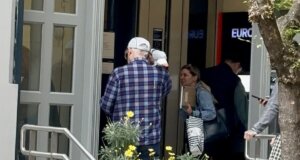 Κι αν στο Αγρίνιο νομίζαμε πως τα είχαμε δει όλα, μάλλον κάναμε λάθος κι' αυτό γιατί ένας άνδρας την Τετάρτη (22/04) πήγε στην Τράπεζα μαζί με τον... παπαγάλο του!