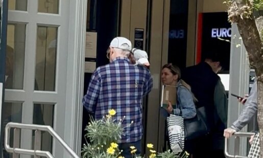 Κι αν στο Αγρίνιο νομίζαμε πως τα είχαμε δει όλα, μάλλον κάναμε λάθος κι' αυτό γιατί ένας άνδρας την Τετάρτη (22/04) πήγε στην Τράπεζα μαζί με τον... παπαγάλο του!