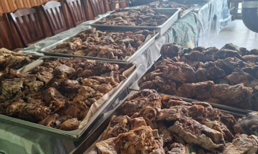 Πάσχα 2026 στα συσσίτια του Αγίου Δημητρίου Αγρινίου με 15 αρνιά τα οποία ψήθηκαν και προέκυψαν 183 μερίδες και 4 για τα κρατητήρια της Αστυνομίας.