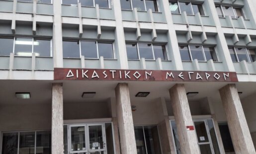 Οι Δικαστικοί Υπάλληλοι Αγρινίου προχώρησαν το πρωί της Τετάρτης, 29 Απριλίου 2026 σε διακοπή εργασιών για δύο ώρες με αφορμή την επίθεση στο Πρωτοδικείο Αθηνών.