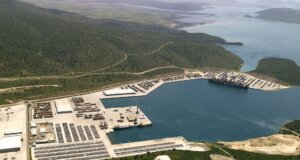 Στο Πλατυγιάλι Αστακού μετά από πάρα πολλές δεκαετίες κάτι φαίνεται να αλλάζει και αυτό έχει να κάνει με μια τεράστια επένδυση που αγγίζει τα 524 εκατομμύρια ευρώ!