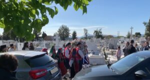 Τη Μεγάλη Παρασκευή 2026 κατά τις απογευματινές ώρες στο Αγρίνιο πραγματοποιήθηκε η Περιφορά Επιταφίου στο Κοιμητήριο προεξάρχοντος του Μητροπολίτη Δαμασκηνού.