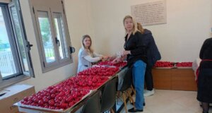 Η Βάσω Αναστασίου, σύζυγος του Γιάννη Αναστασίου, έβαψε τα κόκκινα αυγά μαζί με τις εθελόντριες στα συσσίτια του Αγίου Δημητρίου Αγρινίου!