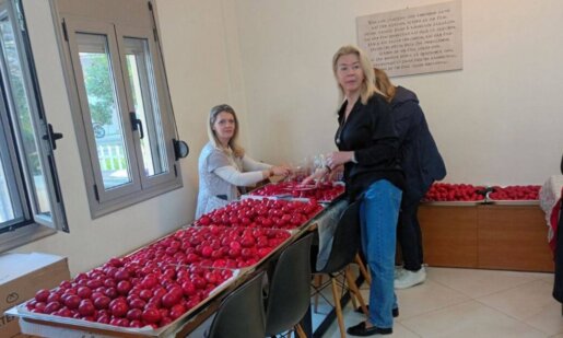 Η Βάσω Αναστασίου, σύζυγος του Γιάννη Αναστασίου, έβαψε τα κόκκινα αυγά μαζί με τις εθελόντριες στα συσσίτια του Αγίου Δημητρίου Αγρινίου!