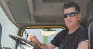 Ο Λάμπρος Μπενέκος του Κωνσταντίνου άφησε προ ημερών την τελευταία του πνοή και την Τρίτη, 28 Απριλίου 2026 στην Μπαμπίνη Ξηρομέρου θα πουν το τελευταίο «αντίο» στον 56χρονο.