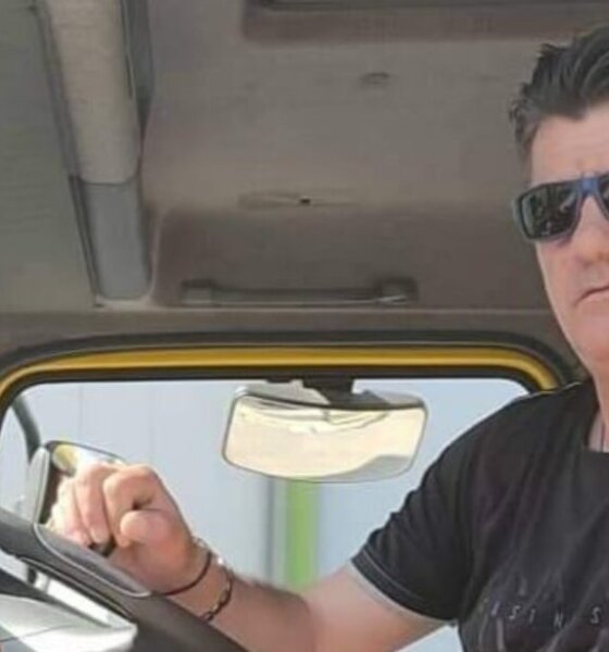 Ο Λάμπρος Μπενέκος του Κωνσταντίνου άφησε προ ημερών την τελευταία του πνοή και την Τρίτη, 28 Απριλίου 2026 στην Μπαμπίνη Ξηρομέρου θα πουν το τελευταίο «αντίο» στον 56χρονο.