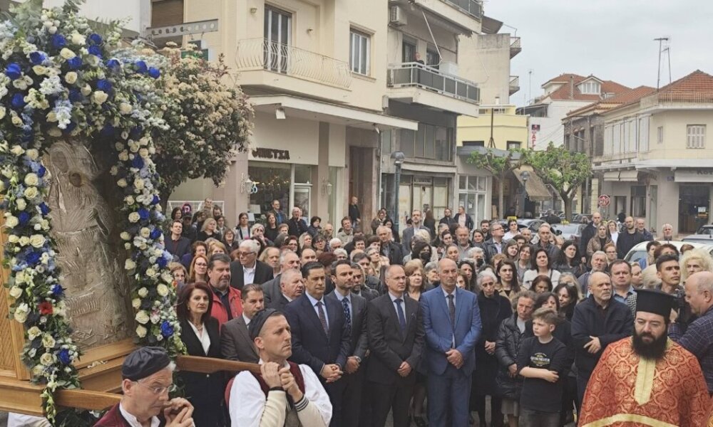 Πλήθος πιστών και Αυτοδιοικητικών έσπευσαν στη Μητρόπολη Αγρινίου από νωρίς το πρωί της Παρασκευής (17/04), ακολούθησε η Λιτάνευση της Ιεράς Εικόνας της Παναγίας της Ζωοδόχου Πηγής.