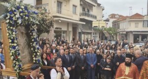 Πλήθος πιστών και Αυτοδιοικητικών έσπευσαν στη Μητρόπολη Αγρινίου από νωρίς το πρωί της Παρασκευής (17/04), ακολούθησε η Λιτάνευση της Ιεράς Εικόνας της Παναγίας της Ζωοδόχου Πηγής.