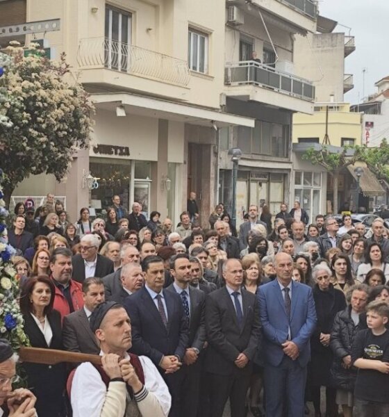 Πλήθος πιστών και Αυτοδιοικητικών έσπευσαν στη Μητρόπολη Αγρινίου από νωρίς το πρωί της Παρασκευής (17/04), ακολούθησε η Λιτάνευση της Ιεράς Εικόνας της Παναγίας της Ζωοδόχου Πηγής.