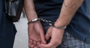 Ραγδαίες οι εξελίξεις για την ένοπλη ληστεία στο Θέρμο κι αυτό γιατί σημειώθηκε και τέταρτη σύλληψη στο σπίτι του άνδρα στον Μαραθιά βρέθηκε και κατασχέθηκε καλάσνικοφ.