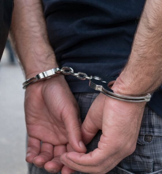 Ραγδαίες οι εξελίξεις για την ένοπλη ληστεία στο Θέρμο κι αυτό γιατί σημειώθηκε και τέταρτη σύλληψη στο σπίτι του άνδρα στον Μαραθιά βρέθηκε και κατασχέθηκε καλάσνικοφ.