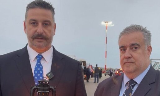 Το Άγιο Φως έφτασε και το 2026 στην Ελλάδα - Ο Αντιπεριφερειάρχης Θανάσης Μαυρομμάτης το παρέλαβε και το φέρνει στην Αιτωλοακαρνανία!