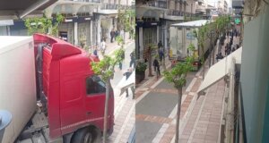 17 Απριλίου του 2026 κι όμως στο Αγρίνιο κατά τις πρωινές ώρες πέρασε από την Παπαστράτου η πρώτη... νταλίκα, όσο κι αν ακούγεται ως αστείο είναι γεγονός!