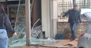 Στο Αγρίνιο νωρίς το μεσημέρι της Τετάρτης, 15 Απριλίου 2026 ένα όχημα διέλυσε κυριολεκτικά την κεντρική τζαμαρία ενός Φούρνου στη συμβολή της Γούναρη με τη Δυρού.
