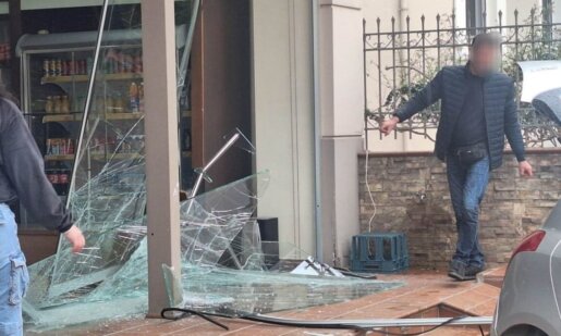 Στο Αγρίνιο νωρίς το μεσημέρι της Τετάρτης, 15 Απριλίου 2026 ένα όχημα διέλυσε κυριολεκτικά την κεντρική τζαμαρία ενός Φούρνου στη συμβολή της Γούναρη με τη Δυρού.