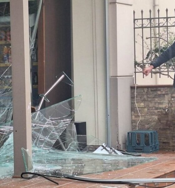 Στο Αγρίνιο νωρίς το μεσημέρι της Τετάρτης, 15 Απριλίου 2026 ένα όχημα διέλυσε κυριολεκτικά την κεντρική τζαμαρία ενός Φούρνου στη συμβολή της Γούναρη με τη Δυρού.