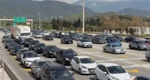 Δευτέρα του Πάσχα και στη Γέφυρα Ρίου-Αντιρρίου οι εκδρομείς σχημάτισαν τεράστιες ουρές στέλνοντας μαζικά το μήνυμα πως οι ημέρες ξεκούρασης τελείωσαν!