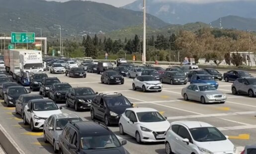 Δευτέρα του Πάσχα και στη Γέφυρα Ρίου-Αντιρρίου οι εκδρομείς σχημάτισαν τεράστιες ουρές στέλνοντας μαζικά το μήνυμα πως οι ημέρες ξεκούρασης τελείωσαν!